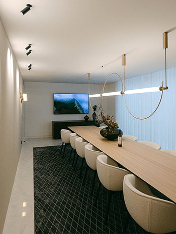http://TV%20espelho%20integrada%20na%20decoração%20de%20uma%20sala