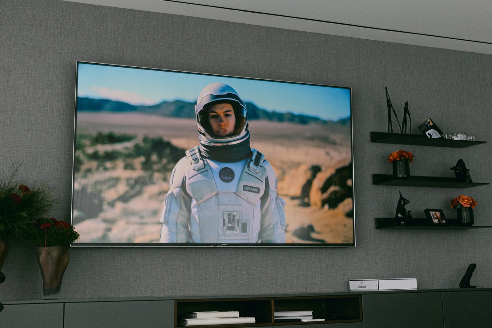 Soluções audiovisuais integradas numa sala moderna